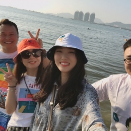 方正和部分员工参加海南团建